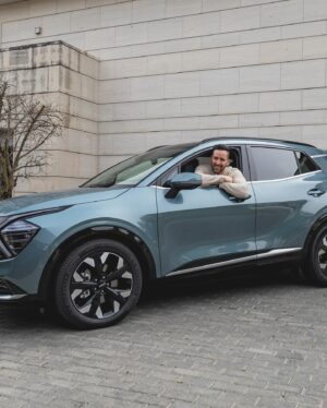 Pablo Puyol Instagram - Tenemos un nuevo notición que daros!🍾🍾🍾🍾🍾
Me uno a la familia #kia y encima lo hago con el icónico #kiasportage que ya vengo disfrutando hace años con un modelo anterior y que ahora voy a redescubrir en su versión híbrida enchufable🔋🔌
Qué empiece la aventura!!!
#movementthatinspires