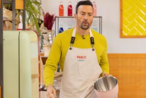 Pablo Puyol Instagram - Ayer acabó mi andadura en #bakeoffrtve 🥲
Y aunque obviamente fue un día trista para mi por no saber gestionar bien la última prueba, no puedo estar más contento de todo lo que me ha pasado en este programa!!
Me lo he pasado muy bien, he conocido a gente maravillosa y he aprendido mucho!!
Primero quiero agradecer a mis compañeros, a todos, porque el buen rollo que se ha generado durante todos los días de grabación no es normal en este tipo de programas, y eso ha hecho muuucho más fácil el aguantar las duras jornadas.
Quería agradecer también a @boxfishtv (la productora) por hacer un trabajo tan impecable y tratarnos siempre muuuy bien.
A @rtve por permitirme vivir esta experiencia.
Y a todos vosotros por apoyarme siempre y hacer que todo valga la pena.