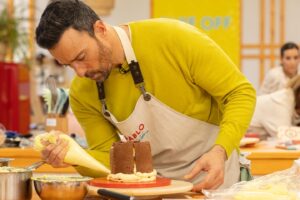 Pablo Puyol Instagram - Ayer acabó mi andadura en #bakeoffrtve 🥲
Y aunque obviamente fue un día trista para mi por no saber gestionar bien la última prueba, no puedo estar más contento de todo lo que me ha pasado en este programa!!
Me lo he pasado muy bien, he conocido a gente maravillosa y he aprendido mucho!!
Primero quiero agradecer a mis compañeros, a todos, porque el buen rollo que se ha generado durante todos los días de grabación no es normal en este tipo de programas, y eso ha hecho muuucho más fácil el aguantar las duras jornadas.
Quería agradecer también a @boxfishtv (la productora) por hacer un trabajo tan impecable y tratarnos siempre muuuy bien.
A @rtve por permitirme vivir esta experiencia.
Y a todos vosotros por apoyarme siempre y hacer que todo valga la pena.