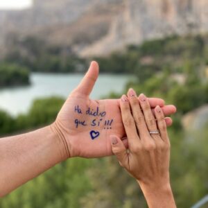 Pablo Puyol Instagram - Hoy celebramos nuestras “Bodas de algodón”💞💍

Tal día como hoy hace 2 años celebrábamos nuestro amor. 
Aunque casarnos no estaba en nuestros planes fue uno de los días mas bonitos y divertidos de nuestras vidas rodeados de nuestra gente 🫶🏼

#love 
#couple 
#aniversario 
#boda 
#amor

@llevenesevents ♥️