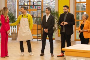 Pablo Puyol Instagram - Ayer acabó mi andadura en #bakeoffrtve 🥲
Y aunque obviamente fue un día trista para mi por no saber gestionar bien la última prueba, no puedo estar más contento de todo lo que me ha pasado en este programa!!
Me lo he pasado muy bien, he conocido a gente maravillosa y he aprendido mucho!!
Primero quiero agradecer a mis compañeros, a todos, porque el buen rollo que se ha generado durante todos los días de grabación no es normal en este tipo de programas, y eso ha hecho muuucho más fácil el aguantar las duras jornadas.
Quería agradecer también a @boxfishtv (la productora) por hacer un trabajo tan impecable y tratarnos siempre muuuy bien.
A @rtve por permitirme vivir esta experiencia.
Y a todos vosotros por apoyarme siempre y hacer que todo valga la pena.