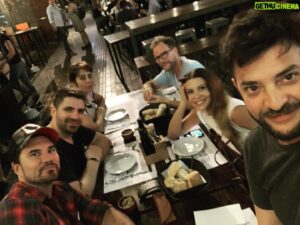 Pablo Rago Instagram - Seguimos grabando #Valentino en Mendoza pero siempre hay tiempo para unas 🍺