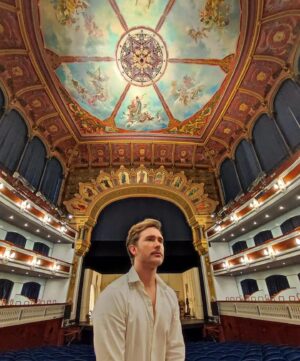 Pablo Rivero Instagram - Qué teatros tan bonitos tenemos en España!! Está siendo un privilegio poder visitar algunos,que ya conocía, y descubrir otros también impresionantes. El de las fotos es el Teatro Principal de Castellón, de la función de ayer de #laimportanciadellamarseernesto 😊 Os recuerdo que estaremos en Madrid en @elpavonteatro del 15 de mayo al 30 de junio!!!
@la_brutal