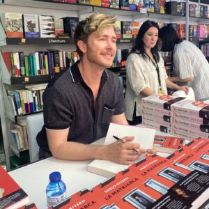 Pablo Rivero Instagram - Muchísimas gracias a todos los lectores, ya muchos amigos, y a todo el equipo de la caseta de @fnac_esp @sumadeletrased y @penguinlibros por hacer que ayer, primera firma de la #flmadrid24 , fuera tan especial ❤️ Nos vemos el sábado que viene de 13:00- 14:30 en la caseta de Berkana// sábado 15 de 13:00 a 15:00 en la de La casa del libro y el domingo 16 de 12:00 a 14:00 en la de La Librería Carmen ☺️ 
PD: Gracias por las fotos!!