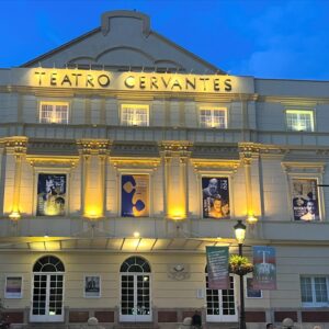 Pablo Rivero Instagram - Un poco de mi visita a Málaga ❤️ Gracias por llenar el Teatro Cervantes. Este sábado y domingo estaremos con #LaimportanciadellamarseErnesto en Valencia y Castellón 🎉 muchas gracias también a todos los lectores que, pese al tiempo, vinieron a la firma de libros en la caseta de la librería Luces. El 9 de mayo estaré en @valencianegra_festival hablando y firmando ejemplares de #LaMatriarca y de mis anteriores libros. Lo siguiente ya será en La Feria del libro de Madrid!!
Os recuerdo que ya están a la venta las entradas de #laimportanciadellamarseernesto del 15 de mayo al 30 de junio en @elpavonteatro 👯👯👯 @sumadeletrased @penguinlibros @la_brutal