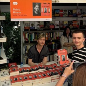 Pablo Rivero Instagram - Muchísimas gracias a todos los lectores, ya muchos amigos, y a todo el equipo de la caseta de @fnac_esp @sumadeletrased y @penguinlibros por hacer que ayer, primera firma de la #flmadrid24 , fuera tan especial ❤️ Nos vemos el sábado que viene de 13:00- 14:30 en la caseta de Berkana// sábado 15 de 13:00 a 15:00 en la de La casa del libro y el domingo 16 de 12:00 a 14:00 en la de La Librería Carmen ☺️ 
PD: Gracias por las fotos!!