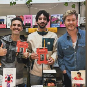 Pablo Rivero Instagram - Un poco de mi visita a Málaga ❤️ Gracias por llenar el Teatro Cervantes. Este sábado y domingo estaremos con #LaimportanciadellamarseErnesto en Valencia y Castellón 🎉 muchas gracias también a todos los lectores que, pese al tiempo, vinieron a la firma de libros en la caseta de la librería Luces. El 9 de mayo estaré en @valencianegra_festival hablando y firmando ejemplares de #LaMatriarca y de mis anteriores libros. Lo siguiente ya será en La Feria del libro de Madrid!!
Os recuerdo que ya están a la venta las entradas de #laimportanciadellamarseernesto del 15 de mayo al 30 de junio en @elpavonteatro 👯👯👯 @sumadeletrased @penguinlibros @la_brutal