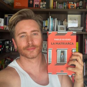 Pablo Rivero Instagram - Nos vemos hoy y mañana en el último fin de semana de la #flmadrid24 🎉 Estaré firmando ejemplares de #LaMatriarca y otros de mis libros, hoy de 13-15:00 en la Caseta de @casadellibro (209/210) y mañana de 12-14:00 en la de la @libreriacarmen (23) y también os espero en @elpavonteatro donde estamos representando #laimportanciadellamarseernesto (hoy a las 18:00 y 21:00h y mañana a las 18:00) 😅 @penguinlibros @sumadeletrased @la_brutal