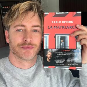 Pablo Rivero Instagram - Ya tengo mi ejemplar de la tercera edición de #LaMatriarca 🍾 Muchísimas gracias a todos los que habéis leído el libro y lo estáis recomendando. Felicidad me está dando muchas alegrías.
No hay nada más terrorífico que una comunidad de vecinos.

A sus casi ochenta años, Felicidad es una mujer independiente y resolutiva que lleva las riendas de su familia y que gestiona los alquileres del bloque de pisos del que es propietaria. Su rutina se interrumpe cuando Candela Rodríguez, teniente de la Guardia Civil, le informa de que una de sus inquilinas, de avanzada edad, se ha precipitado al patio interior del edificio.

Comienza así una investigación para esclarecer si se trata de un asesinato. Todo se complica aún más con el hallazgo de un truculento vídeo que podría conectar esta muerte con otros ataques a ancianas de la zona y que pone en el puto de mira al entorno familiar de Feli, la matriarca, y al resto de los vecinos, en una comunidad donde muchos entran pero no todos salen.

@sumadeletrased @penguinlibros