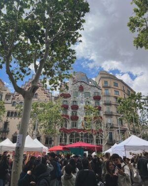 Pablo Rivero Instagram - Muchísimas gracias a todos los lectores que habéis venido a las firmas de la mañana de #Santjordi 🌹 Gracias por vuestras palabras sobre #LaMatriarca ❤️está siendo un día mágico. Nos vemos esta tarde de 17:00 a 18:00 en la caseta de El Corte Inglés de Plaza de Cataluña !!! @sumadeletrased @penguinlibros