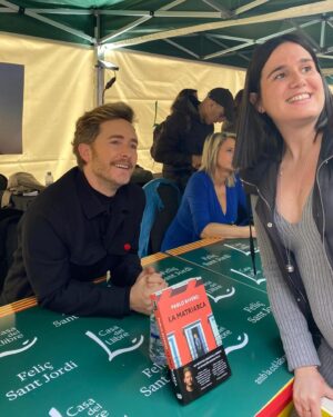 Pablo Rivero Instagram - Muchísimas gracias a todos los lectores que habéis venido a las firmas de la mañana de #Santjordi 🌹 Gracias por vuestras palabras sobre #LaMatriarca ❤️está siendo un día mágico. Nos vemos esta tarde de 17:00 a 18:00 en la caseta de El Corte Inglés de Plaza de Cataluña !!! @sumadeletrased @penguinlibros