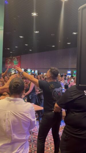 Pablo Ruiz Instagram - Tremenda recepción ,la primera vez que me presentó en @ovallecasinoresort gracias gracias gracias nos volveremos a ver ! #ovalle #pabloruizenchile #artista #pop #80s #90s