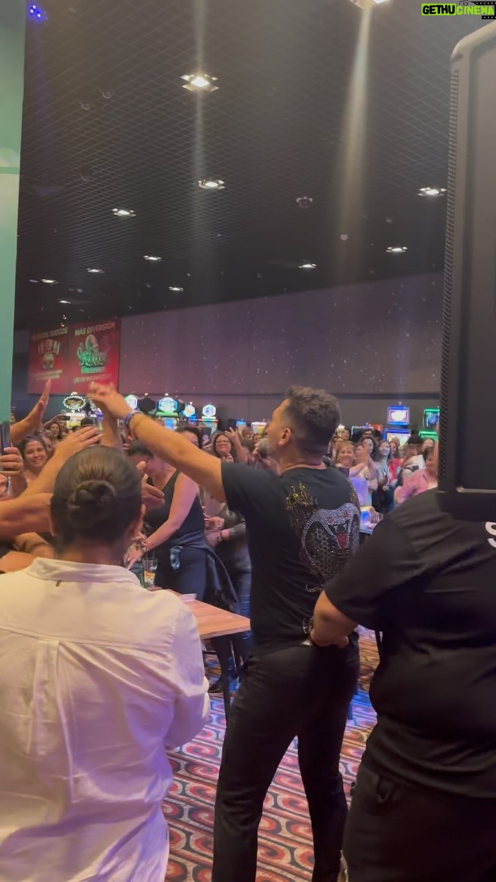 Pablo Ruiz - 1.9K Likes - Tremenda recepción ,la primera vez que me presentó en @ovallecasinoresort gracias gracias gracias nos volveremos a ver ! #ovalle #pabloruizenchile #artista #pop #80s #90s