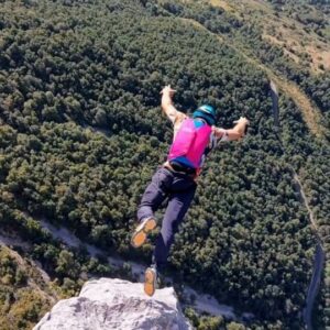 Pablo Signoret Instagram - 6 flips just ripped my shirt open, oops 💃! 

@insta360 
@squirrel.ws 

#frontflip #basejump #laconque #chocolate