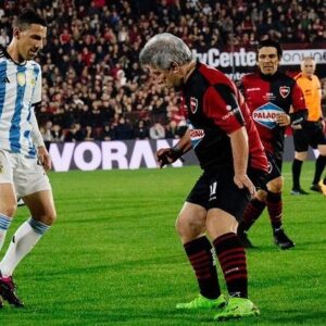 Pachu Peña Instagram - Una noche única,la que vivimos ayer en la despedida del enorme @maxirodriguez11oficial . Gracias de corazón por hacerme partícipe Fiera querido,gracias a todas las figuras que se hicieron presente, al público por el respeto hacia todos, a @leomessi por venir en tu cumple, al enorme @angeldimariajm por tu gesto a Leonel Scaloni @leoparedes20 ídolos, y los inigualables @jpsorin6 @gabrielbatistutaok @r.sensini @dale10 @ortegaariel10 @javier.saviolaok y una lista interminable de cracks que admiro y son amados.
Gracias amigo de @wfgofficial por la organización, impecable todo. Gracias eternas a todos y a mi @newells y su gente.
(El caño de Maxi estaba ensayado)😀 y @pablo_grana que nunca nos encontramos en la cancha, solo en el asado y en la fiesta.