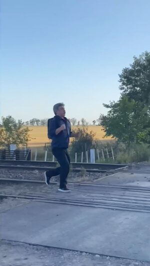 Pachu Peña Instagram - Ojo con las vías de campo sin barreras 🚂 EL ROSARINO te sorprende siempre, a estar atentos che! @pachu_pena @pablo_grana
