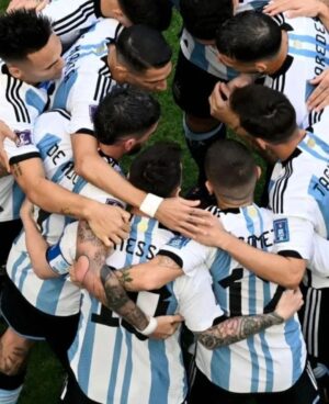 Pachu Peña Instagram - Gracias @afaseleccion 🇦🇷 . Siempre estamos con ustedes. No estamos allá pero si nuestros corazones. @pablo_grana @miguelrodriguez60 . Disfrútalo @diegodiaz ❤️🇦🇷