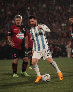 Pachu Peña Instagram - La foto de mi vida, El Bello y La Bestia, el uno y el cero( en definitiva el 10) el talento total y el ta lleno de Paladini,Quilmes.  Nos cruzamos muchas veces, Rosario, Bs.As, Barcelona, Berlin, nunca te pedí una foto, me quedo con esta, en nuestra casa, gracias eternas @leomessi por venir, cómo a cada uno de los que se hicieron presentes.  En ese precalentamiento en la grada me tironee, la ultima foto es después de la fiesta, después del caño y tubería incluida de el otro One @maxirodriguez11oficial me hiciste envejecer 10 años😄❤️ gracias @wfgofficial y a mi amado @newells  gracias @joa.mantaras por el video y @giangiustra por la foto historica, @javifernandezok por la ultima avejentado😄 y @dazzlerrosario por la mejor estadía de mi vida.♥️