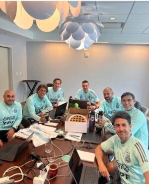 Pachu Peña Instagram - Para mi no hay cabalas ni mufas. Ni coincidencias,ni elijo creer. Acá hay equipo,hay trabajo,hay unión,hay entrega, hay familia detrás de cada uno de ellos,hay talento, hay un cuerpo técnico maravilloso,hay talento de sobra, hay millones de argentinos alentandolos;hay que sufrir,hay lágrimas mientras escribo esto. La mejor selección que vi jugar en vida.Gracias por tanto a cada uno de ustedes. Gracias @afaseleccion @afa.oficial Gracias querido @chiquitapia ❤️
Gracias enorme y único @leomessi por mostrar que sos el uno, el más grande de todos.❤️🇦🇷 @emi_martinez26 te amo❤️🇦🇷
Vamos carajo!🇦🇷🇦🇷🇦🇷