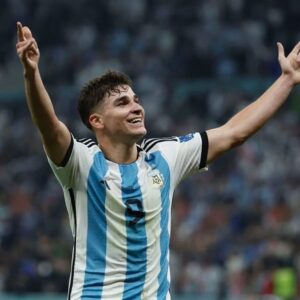 Pachu Peña Instagram - Para mi no hay cabalas ni mufas. Ni coincidencias,ni elijo creer. Acá hay equipo,hay trabajo,hay unión,hay entrega, hay familia detrás de cada uno de ellos,hay talento, hay un cuerpo técnico maravilloso,hay talento de sobra, hay millones de argentinos alentandolos;hay que sufrir,hay lágrimas mientras escribo esto. La mejor selección que vi jugar en vida.Gracias por tanto a cada uno de ustedes. Gracias @afaseleccion @afa.oficial Gracias querido @chiquitapia ❤️
Gracias enorme y único @leomessi por mostrar que sos el uno, el más grande de todos.❤️🇦🇷 @emi_martinez26 te amo❤️🇦🇷
Vamos carajo!🇦🇷🇦🇷🇦🇷
