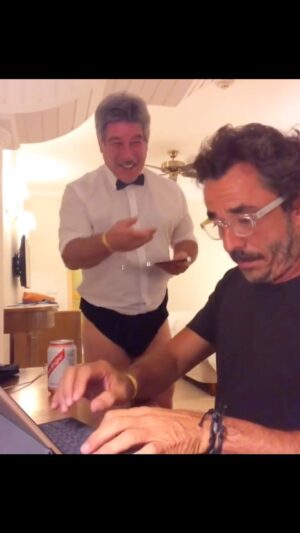 Pachu Peña Instagram - Desconfíen de un roomservice que te traiga la cerveza en calzoncillos 🥰 @pachu_pena @pablo_grana 👬🏻