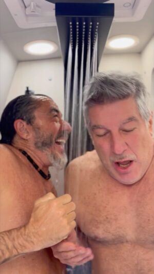 Pachu Peña Instagram - Pablo&Pachu en “ SECRETO EN EL MOTORHOME” 🚍 A punto de salir por las rutas argentinas con @ripoll_motorhomes 🚐 después  de 30 años juntos comienza la crisis de pareja 👬🏻

A estar atent@ que vos podes viajar con ellos 🥰 Contanos a dónde te gustaría viajar en Motorhome y con quién ? Te leemos!