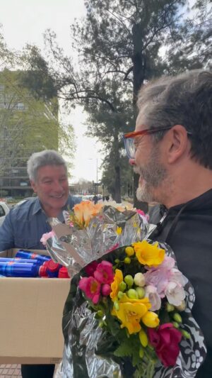 Pachu Peña Instagram - Feliz día de la primavera amores nuestros 🥰! De la mano de @cimescentral repartiendo mimitos a gente hermosa 🤩 @pachu_pena @pablo_grana ❤️