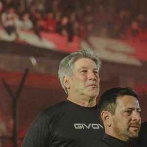 Pachu Peña Instagram - Una noche única,la que vivimos ayer en la despedida del enorme @maxirodriguez11oficial . Gracias de corazón por hacerme partícipe Fiera querido,gracias a todas las figuras que se hicieron presente, al público por el respeto hacia todos, a @leomessi por venir en tu cumple, al enorme @angeldimariajm por tu gesto a Leonel Scaloni @leoparedes20 ídolos, y los inigualables @jpsorin6 @gabrielbatistutaok @r.sensini @dale10 @ortegaariel10 @javier.saviolaok y una lista interminable de cracks que admiro y son amados.
Gracias amigo de @wfgofficial por la organización, impecable todo. Gracias eternas a todos y a mi @newells y su gente.
(El caño de Maxi estaba ensayado)😀 y @pablo_grana que nunca nos encontramos en la cancha, solo en el asado y en la fiesta.