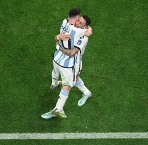 Pachu Peña Instagram - Para mi no hay cabalas ni mufas. Ni coincidencias,ni elijo creer. Acá hay equipo,hay trabajo,hay unión,hay entrega, hay familia detrás de cada uno de ellos,hay talento, hay un cuerpo técnico maravilloso,hay talento de sobra, hay millones de argentinos alentandolos;hay que sufrir,hay lágrimas mientras escribo esto. La mejor selección que vi jugar en vida.Gracias por tanto a cada uno de ustedes. Gracias @afaseleccion @afa.oficial Gracias querido @chiquitapia ❤️
Gracias enorme y único @leomessi por mostrar que sos el uno, el más grande de todos.❤️🇦🇷 @emi_martinez26 te amo❤️🇦🇷
Vamos carajo!🇦🇷🇦🇷🇦🇷