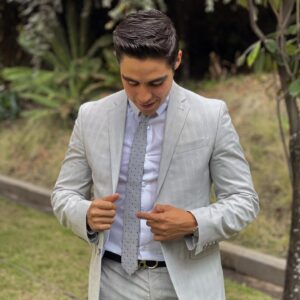 Paco Luna Instagram - A la orden pa’l desorden 🕺🏼🥳🤵🏻‍♂️ 
Swipe left para ver a mi date del día de ayer ♥️🥳