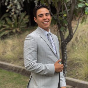Paco Luna Instagram - A la orden pa’l desorden 🕺🏼🥳🤵🏻‍♂️ 
Swipe left para ver a mi date del día de ayer ♥️🥳