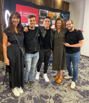 Paco Luna Instagram - Viviré en Vancouver 🇨🇦🥳
Me voy a estudiar actuación y les quiero contar un poquito como tomé la decision 🥹
En Septiembre del año pasado apliqué para ganar una beca completa para estudiar actuación para cámara y cine  allá en Vancouver, tengo que confesar que hice mi audición pensando en que fuera más un ejercicio actoral para mi (ya que pedían todas las escenas y entrevistas en inglés) y sin tener como objetivo el quedarme o no con la beca, cuando fue el último filtro, vinieron los directivos de la escuela a CDMX, recordé también cómo estaba nervioso cuando en 2014 audicioné para entrar al CEA y me di cuenta qué, esta vez estaba audicionando por qué quería demostrarme a mi mismo que podía lograr algo, y también iba a divertirme y ver cómo dirigían en inglés, cosa diferente hace unos años cuando  quería demostrar a los sinodales del CEA que yo quería estar ahí, sin duda los años y el trabajo te dan una seguridad que siento fue lo que les gustó de mi.
Pasaron unos días después del último filtro presencial e hicieron un Zoom donde avisaron los ganadores de las becas y oh, sorpresa! Yo me gané la UNICA BECA del 100%, y lo digo orgulloso y lo expreso por que ni yo me la creo, pero sé también que he trabajado por conseguir lo que quiero y que esto es solo un comienzo a una nueva etapa en mi vida personal, actoral, y laboral. 
Esto que les cuento fue en Octubre del año pasado, yo me gané la beca hace 8 meses pero no sabía si irme o no. 
Luego de muchos meses de incertidumbre, de poner en una balanza miles de sucesos que ocurrían en mi vida, de pensar si salir de mi zona de confort era lo mejor para mí en este momento emocional, si valdría la pena dejar familia, amor, amigos y mi estabilidad, para ir a aventurarme de nuevo en algo que tengo años sin hacer, decidí hace un mes, luego de no quedarme en varias producciones y darme cuenta que Dios y la vida pusieron ante mis ojos una oportunidad tan grande, tomar la beca del 100% de actuación para Vancouver Film School! 

Les voy a documentar todo, y también haré una recaudación de fondos por qué a pesar de ser una beca del 100 tengo que solventar mis gastos 
Shout out espacial a.. (Sigo en comentarios 👇🏽)