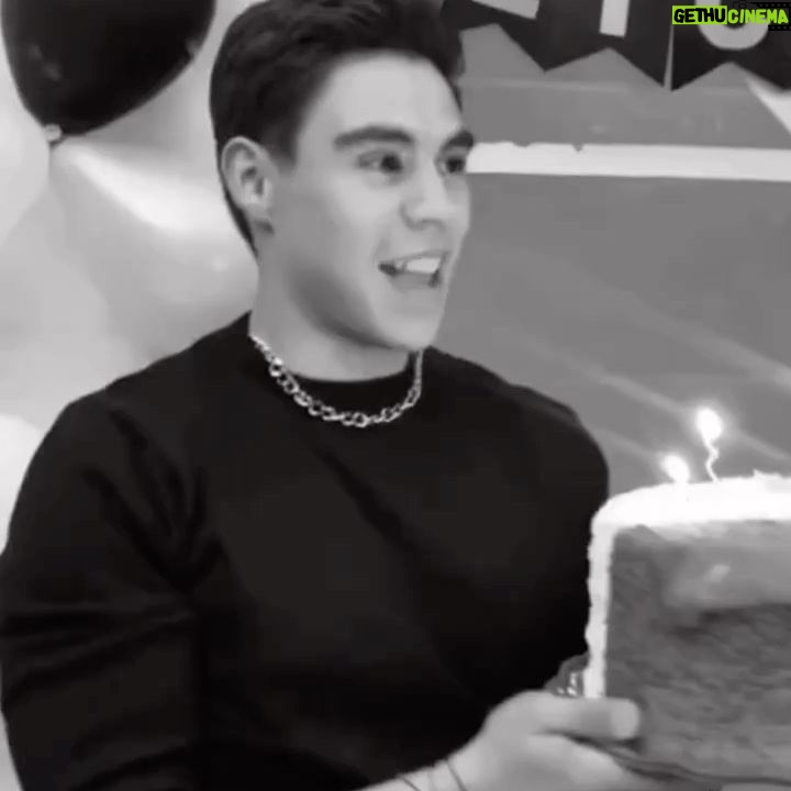 Paco Luna - 4.9K Likes - Viviré en Vancouver 🇨🇦🥳
Me voy a estudiar actuación y les quiero contar un poquito como tomé la decision 🥹
En Septiembre del año pasado apliqué para ganar una beca completa para estudiar actuación para cámara y cine allá en Vancouver, tengo que confesar que hice mi audición pensando en que fuera más un ejercicio actoral para mi (ya que pedían todas las escenas y entrevistas en inglés) y sin tener como objetivo el quedarme o no con la beca, cuando fue el último filtro, vinieron los directivos de la escuela a CDMX, recordé también cómo estaba nervioso cuando en 2014 audicioné para entrar al CEA y me di cuenta qué, esta vez estaba audicionando por qué quería demostrarme a mi mismo que podía lograr algo, y también iba a divertirme y ver cómo dirigían en inglés, cosa diferente hace unos años cuando quería demostrar a los sinodales del CEA que yo quería estar ahí, sin duda los años y el trabajo te dan una seguridad que siento fue lo que les gustó de mi.
Pasaron unos días después del último filtro presencial e hicieron un Zoom donde avisaron los ganadores de las becas y oh, sorpresa! Yo me gané la UNICA BECA del 100%, y lo digo orgulloso y lo expreso por que ni yo me la creo, pero sé también que he trabajado por conseguir lo que quiero y que esto es solo un comienzo a una nueva etapa en mi vida personal, actoral, y laboral.
Esto que les cuento fue en Octubre del año pasado, yo me gané la beca hace 8 meses pero no sabía si irme o no.
Luego de muchos meses de incertidumbre, de poner en una balanza miles de sucesos que ocurrían en mi vida, de pensar si salir de mi zona de confort era lo mejor para mí en este momento emocional, si valdría la pena dejar familia, amor, amigos y mi estabilidad, para ir a aventurarme de nuevo en algo que tengo años sin hacer, decidí hace un mes, luego de no quedarme en varias producciones y darme cuenta que Dios y la vida pusieron ante mis ojos una oportunidad tan grande, tomar la beca del 100% de actuación para Vancouver Film School!
Les voy a documentar todo, y también haré una recaudación de fondos por qué a pesar de ser una beca del 100 tengo que solventar mis gastos
Shout out espacial a.. (Sigo en comentarios 👇🏽)