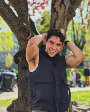 Paco Luna Instagram - 🍒🌿🌹 En la última foto se ve todo el árbol 🤭