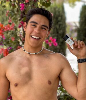 Paco Luna Instagram - No puedo estar más tranquilo y feliz de estar en época de plena primavera en Torreón con el calorón al 100% pero mi piel súper protegida con el nuevo Heliocare 360° SPORT Transparent Stick, es fácil de llevar, aplicar y de larga duración ⭐️😌 lo pueden conseguir en cualquier farmacia como San Pablo o Farmacias del ahorro, pruébalo y después me agradeces! 😉#heliocareméxico #skincare #maleskincare #actor #cantabria #sunscreen #protectorsolar #lifestyle
