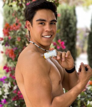 Paco Luna Instagram - No puedo estar más tranquilo y feliz de estar en época de plena primavera en Torreón con el calorón al 100% pero mi piel súper protegida con el nuevo Heliocare 360° SPORT Transparent Stick, es fácil de llevar, aplicar y de larga duración ⭐️😌 lo pueden conseguir en cualquier farmacia como San Pablo o Farmacias del ahorro, pruébalo y después me agradeces! 😉#heliocareméxico #skincare #maleskincare #actor #cantabria #sunscreen #protectorsolar #lifestyle