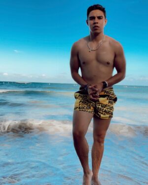 Paco Luna Instagram - Te desearía lo mejor pero ya me tuviste y no me aprovechaste 😮‍💨
Amamos mi traje de @guedamexico 🩳👅⚠️
.
.
.
.
.
.
.
.
.
.
#Actor #Beach #Actor #manswimwear #manswimsuit #summerbreak