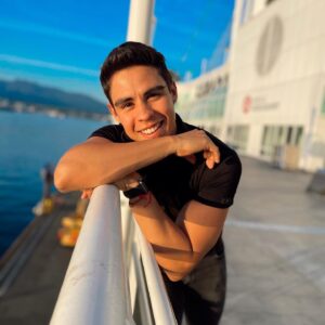 Paco Luna Instagram - Tal vez yo no sepa donde ir. Pero si pudiera una mañana abrir los ojos y ver los tuyos, sabría dónde quedarme 🌊♥️