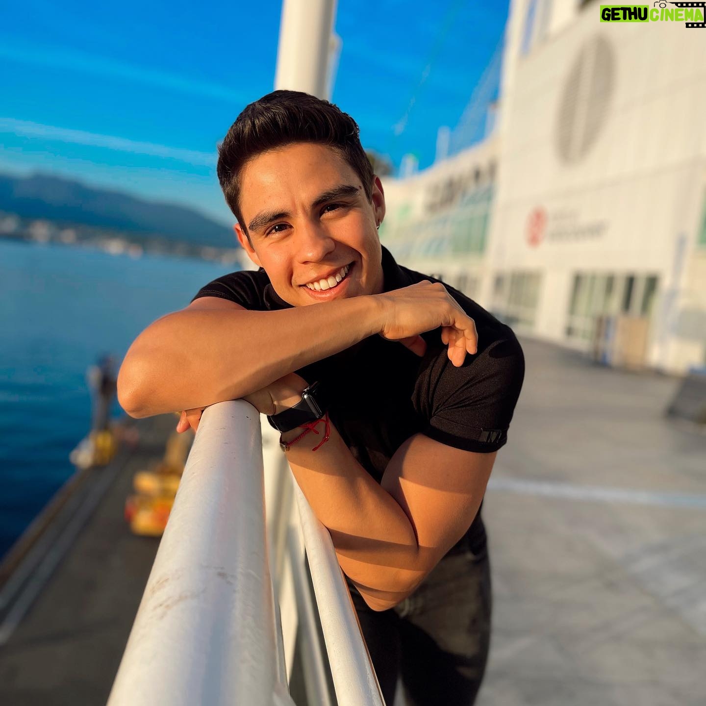 Paco Luna - 7.1K Likes - Tal vez yo no sepa donde ir. Pero si pudiera una mañana abrir los ojos y ver los tuyos, sabría dónde quedarme 🌊♥️