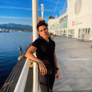 Paco Luna Instagram - Tal vez yo no sepa donde ir. Pero si pudiera una mañana abrir los ojos y ver los tuyos, sabría dónde quedarme 🌊♥️