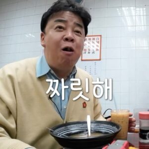 Paik Jong-won Instagram - ⠀⠀⠀⠀⠀⠀⠀⠀⠀⠀⠀⠀⠀⠀⠀⠀ 
백종원 20년 단골집

20년 된 홍콩의 단골집 소개해드릴게요!
여기서 돼지 간 라면   카야 토스트만 먹어도
홍콩 한 번 더 오고 싶어질 거예요~

꿀팁 하나 드리자면 토스트에는 시럽 필수예요!
저는 단 거 별로 안 좋아하니까 조금만 뿌릴게요~
쪼오오오오오오오끔?😋