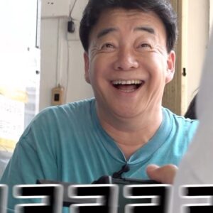 Paik Jong-won Instagram - ⠀⠀⠀⠀⠀⠀⠀⠀⠀⠀⠀⠀⠀⠀⠀⠀ 
뿌팟퐁커리가 뭐냐고요? 말이 너무 어렵다고요?
하나도 어려울 거 없어요! 그냥 게 넣은 카레예요~
저는 먹기 편하려고 순살로 시켰죠~ 거기다 단돈 2,600원!

“사장님! 이렇게 팔아서 남는 게 있어요?!”