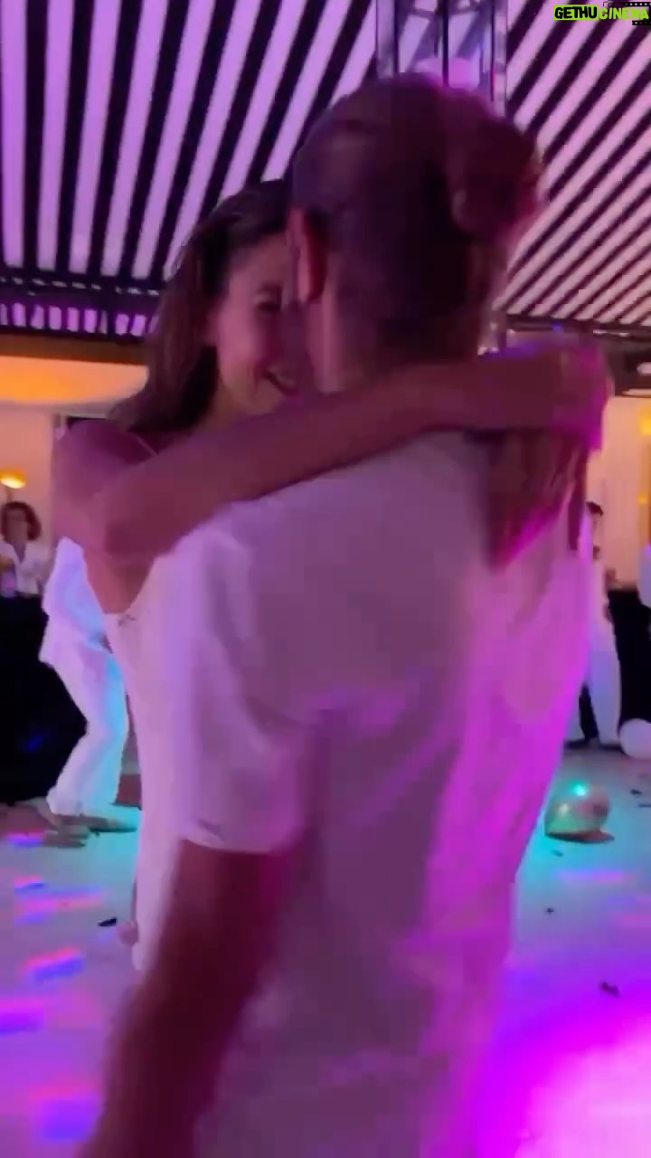 Paloma López - 293 Likes - No me gustaban rubios ni los Aries, pues aquí me veis, celebrándolo sin ser yo nada de eso. Este año hemos tenido una falsa pedida de matrimonio y un perrito, creo que vamos bien 😂🤍 FELIZ CUMPLE @enriquedelrio