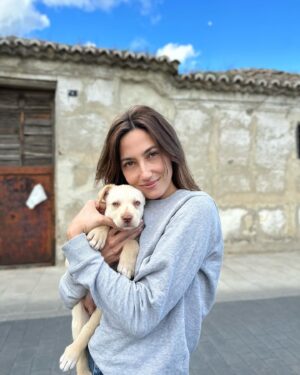 Paloma López Instagram - Querido Leo, tú no vas a leer este post pero yo lo escribo igual. Cumples 1 año, y la primera foto es de cuando te rescatamos en la protectora. He de decir que tú me rescataste a mi y me diste mucho de lo que me faltaba. Hacia 2 años que se murió mi perrita Noa y yo estaba tan triste que no era capaz de coger otro perrito, pero apareciste tú. Y desde el minuto uno me cautivaste. Te pareces a tu padre, pero eres gracioso y divertido como tu madre 😝 🤍  #adoptanocompres #dog