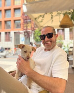 Paloma López Instagram - Querido Leo, tú no vas a leer este post pero yo lo escribo igual. Cumples 1 año, y la primera foto es de cuando te rescatamos en la protectora. He de decir que tú me rescataste a mi y me diste mucho de lo que me faltaba. Hacia 2 años que se murió mi perrita Noa y yo estaba tan triste que no era capaz de coger otro perrito, pero apareciste tú. Y desde el minuto uno me cautivaste. Te pareces a tu padre, pero eres gracioso y divertido como tu madre 😝 🤍  #adoptanocompres #dog