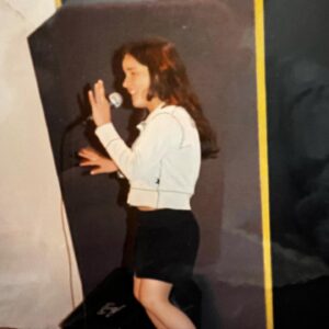 Paloma Soto Instagram - Una Palomita cantante.
Tan insegura siempre, pero igual me subía a cantar.
Siempre en la musica.
Me abrazo, con 40 años, abrazo a esa bebé tan inocente. ❤️
