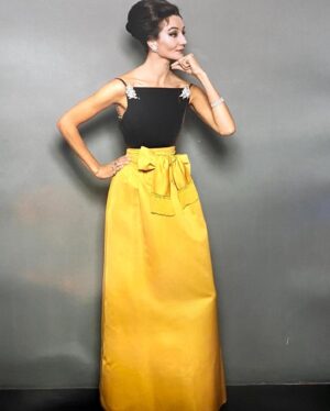 Pamela Golbin Instagram - #Yellow on #JacquelineDeBeaumont #VicomtesseDeRibes by #NinaRicci 📸#WillyRizzo via @jgmitterrand
