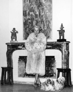 Pamela Golbin Instagram - #PeggyGugghenheim in her dinning room photographed with works from her collection : male and female figures from #Narayit #Mexico and «The Poet » by #PabloPicasso #1911
