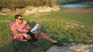 Pamir Pekin Instagram - Zor şartlarda çalışıyoruz #tutsak