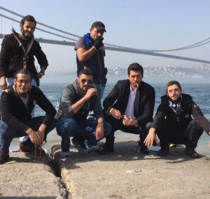 Pamir Pekin Instagram - Hep bir hallı turhallıyız biz bize benzeriz  Yüzbin kere tövbe eder gene şarap içeriz  #CemKaraca